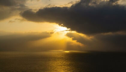 구름이 걷히며 어두운 하늘 사이로 환하게 비치는 황금빛 태양