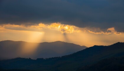 Fototapeta premium 구름이 걷히며 어두운 하늘 사이로 환하게 비치는 황금빛 태양