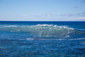 Onda spumosa in giornata di sole