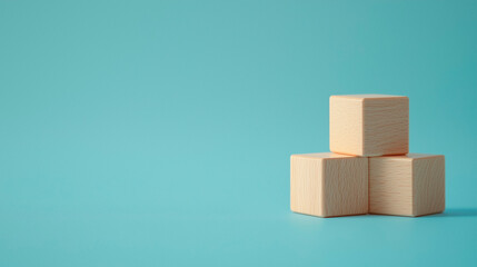 Obraz premium Minimalistischer Holzblock mit natürlicher Holzmaserung vor blauem Hintergrund