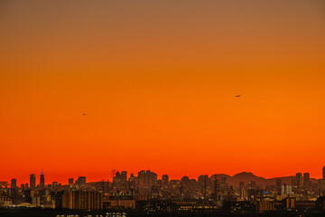 都会に浮かぶ夕焼け空