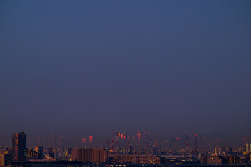 曙の光を映して広がる都市景観