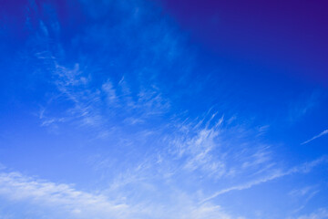 Słoneczny, letni dzień. Błękit nieba pokrywają delikatne, białe pierzaste chmury.