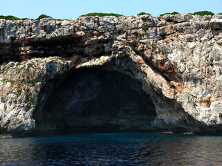Felsenhöhle an der Küste von Mallorca