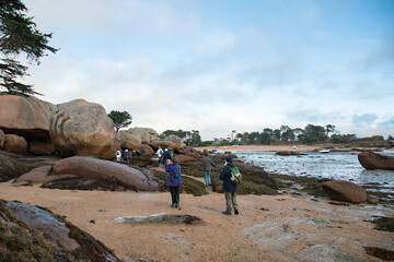 Groupe de randonneurs sur le GR34 côte de granit rose - Bretagne France