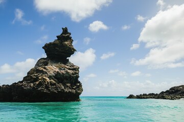 Obraz premium high rock mountain in the ocean, cliff in the ocean