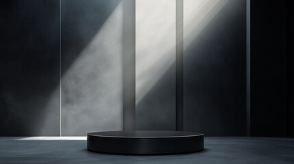Um pedestal de pedra escura em um cenário com luz natural para fotografia de produtos