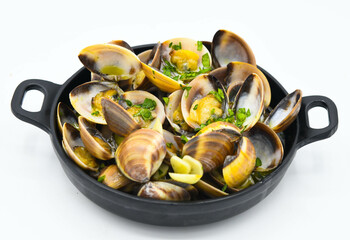 Almejas cocidas en sartén con perejil sobre fondo blanco.