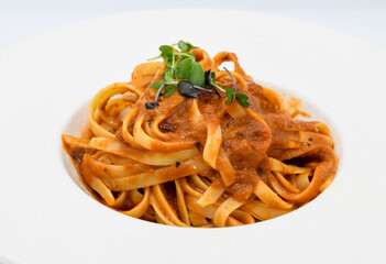 Fideos a la boloñesa con salsa de tomate en un plato blanco