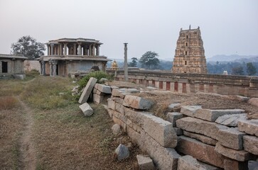 Obraz premium Hemakuta Hill Temple Complex in Hampi. India