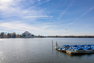 Obraz premium Scenic view of the Jefferson Memorial reflected in the Tidal Basin under a clear blue sky in Washington, DC.