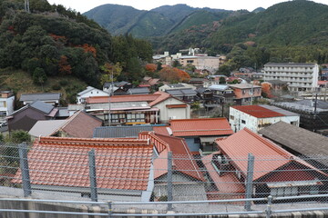 山口県の在来線である美祢線の長門湯本駅から見る民家の屋根