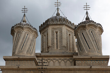 Obraz premium Romania Curtea de Arges view on a cloudy summer day