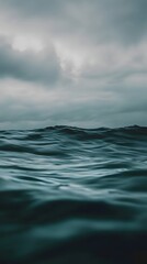 Fototapeta premium Dark Ocean Waves Under a Cloudy Sky
