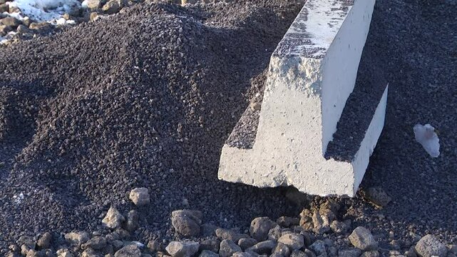 The curbstone lies on small gravel in winter.