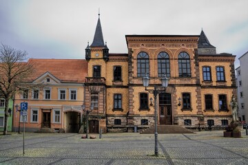 Obraz premium calbe saale, deutschland - marktplatz mit rathaus und rolandstatue