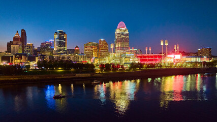 Obraz premium Aerial of Cincinnati Skyline and River Reflections at Blue Hour
