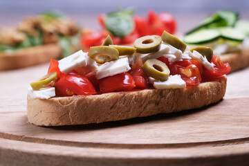 Primo piano di bruschetta con pomodorini, formaggio e olive