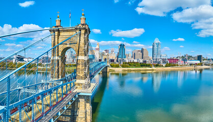 Obraz premium Aerial of John A. Roebling Bridge and Cincinnati Skyline