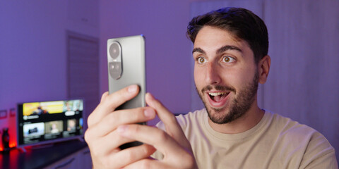 Ragazzo felice con smartphone