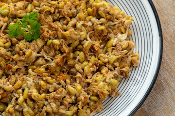 Stir-fried mung bean sprouts with egg. 