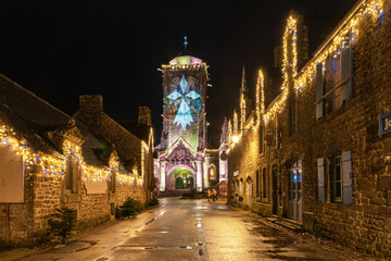 Le c&oelig;ur de Locronan brille sous ses illuminations de No&euml;l. Ses maisons de pierre et son &eacute;glise gothique sont magnifi&eacute;es par une lumi&egrave;re douce et chaleureuse.