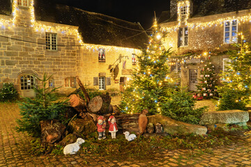 La place pav&eacute;e de Locronan brille sous les illuminations de No&euml;l, mettant en valeur ses b&acirc;tisses en pierre et son patrimoine historique unique.