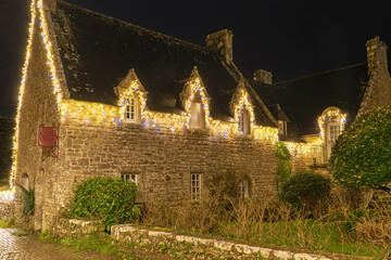 Locronan, village breton classé, dévoile son charme nocturne sous les lumières de Noël. Une...