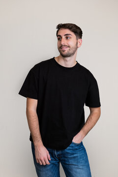 ragazzo che guarda a sinistra