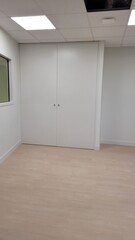 Espace bureau avec bloc prise de courant en hauteur, éclairage led 600 600 et parquet au sol