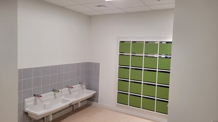 Bloc sanitaires avec lavabos pour petite enfance et casiers