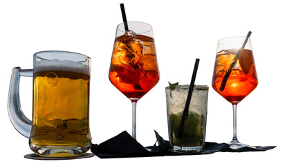 4 verres, une bière, deux Spritz et un Mojito, fond transparent