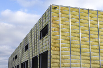 Isolation extérieure d'un batiemnt commercial en construction