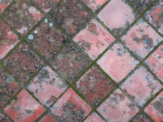 Un pavimento in cotto invecchiato dal tempo.