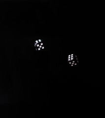 photo Captivating black background photo with floating dice showcases randomness and probability in abstract, suggesting glimpses into chance and unpredictability.