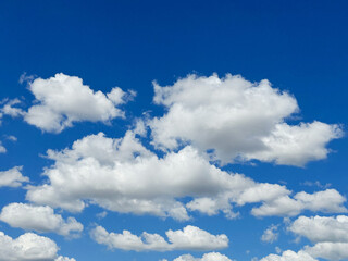 Obraz premium Fluffy white clouds in blue sky.