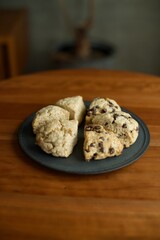 手作りのスコーンを皿に並べたところ