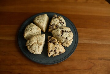 手作りのスコーンを皿に並べたところ