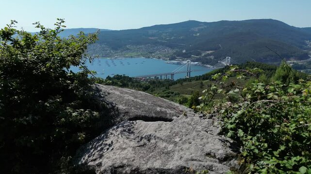 "Impressionante vista da Grande Ponte de Vigo, na Gal&iacute;cia, com sua arquitetura moderna e imponente sobre as &aacute;guas. O v&iacute;deo tamb&eacute;m captura os famosos viveiros de mariscos da regi&atilde;o, com suas &aacute;guas tran