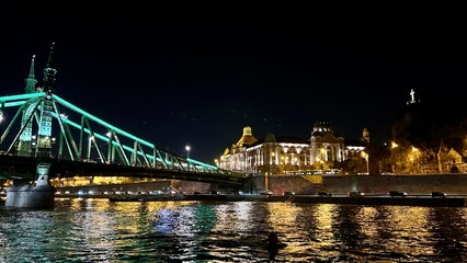 Obraz premium liberty bridge and illuminated buildings by the Danube River at night, Budapest