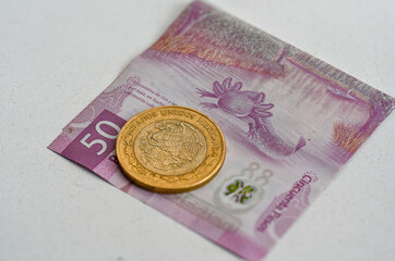 billete de 50 pesos mexicanos ajolote y moneda de 10 pesos