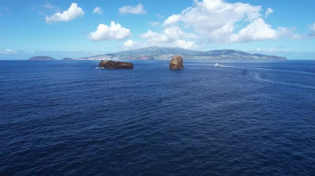 Ferry chegando &agrave; Ilha do Pico, nos A&ccedil;ores, oferecendo uma vista espetacular da costa e da imponente Montanha do Pico ao fundo. O v&iacute;deo captura a chegada &agrave; ilha, com o mar calmo e as &aacute;guas cristalinas,