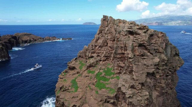 Ferry chegando &agrave; Ilha do Pico, nos A&ccedil;ores, oferecendo uma vista espetacular da costa e da imponente Montanha do Pico ao fundo. O v&iacute;deo captura a chegada &agrave; ilha, com o mar calmo e as &aacute;guas cristalinas,