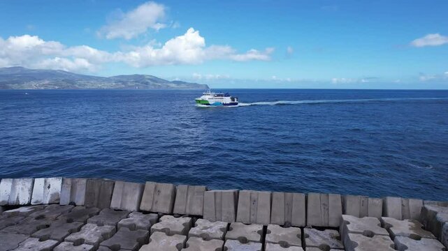 Ferry chegando &agrave; Ilha do Pico, nos A&ccedil;ores, oferecendo uma vista espetacular da costa e da imponente Montanha do Pico ao fundo. O v&iacute;deo captura a chegada &agrave; ilha, com o mar calmo e as &aacute;guas cristalinas,