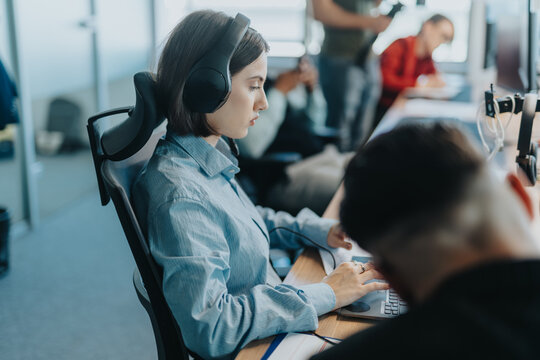 Multicultural colleagues are intensely working and brainstorming in an open office. They are analyzing ideas, discussing solutions, and collaborating effectively in a diverse and dynamic setting.