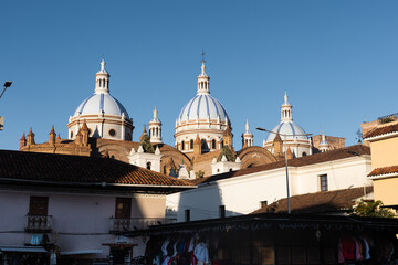 VISTA DE LA CATEDRAL NUEVA INMACULADA DESDE LA PLAZA SAN FRANCISCO AL ATARDECER EN CUENCA - ECUADOR