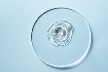 Transparent gel with golden specks on circular glass plate