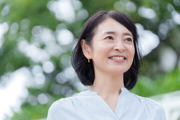 笑顔のミドル女性