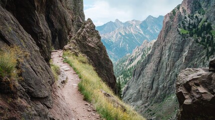 Obraz premium Scenic Narrow Trail Overlooking Mountain Valley