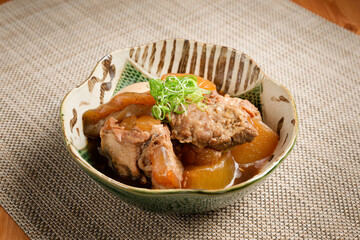 豚軟骨と大根の煮物